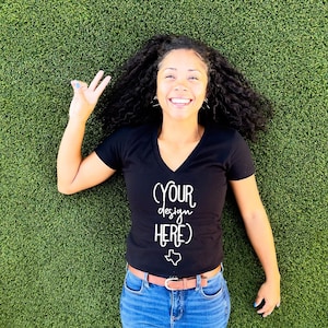 Mockup camicia con scollo a V / Mockup con scollo a V in tela Bella / 6035 / Mockup con scollo a V nero / T-shirt nera / Mockup modello t-shirt nera / scollo a V