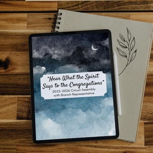 Puede incluir: Una tableta digital muestra una imagen de acuarela de un cielo nocturno con una luna creciente. El texto en la tableta dice "Hear What the Spirit Says to the Congregations" y "2025-2026 Circuit Assembly". Un lápiz óptico blanco y un cuaderno de espiral también son visibles.