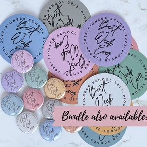 K&ouml;nnte beinhalten: Eine Sammlung runder, bunter Kn&ouml;pfe mit dem Text "Best Week Ever" und "Pioneer School 2023" in schwarzer Schrift. Die Kn&ouml;pfe sind auf einer wei&szlig;en Marmorfl&auml;che zu einem Stapel angeordnet. Der Text "Bundle also available!" ist in rosa auf einem wei&szlig;en Banner geschrieben.
