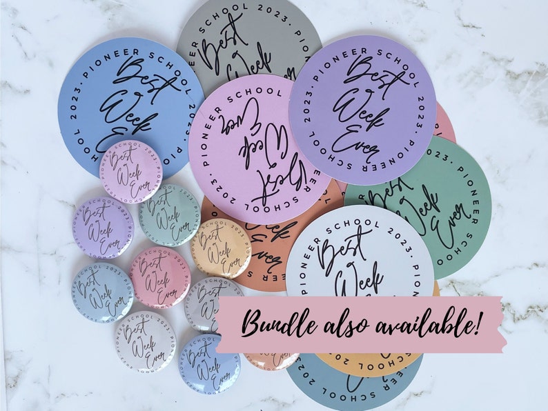 K&ouml;nnte beinhalten: Eine Sammlung runder, bunter Kn&ouml;pfe mit dem Text "Best Week Ever" und "Pioneer School 2023" in schwarzer Schrift. Die Kn&ouml;pfe sind auf einer wei&szlig;en Marmorfl&auml;che zu einem Stapel angeordnet. Der Text "Bundle also available!" ist in rosa auf einem wei&szlig;en Banner geschrieben.
