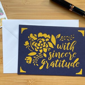 Biglietto di ringraziamento - Interno vuoto - Floreale blu e giallo - Con sincera gratitudine