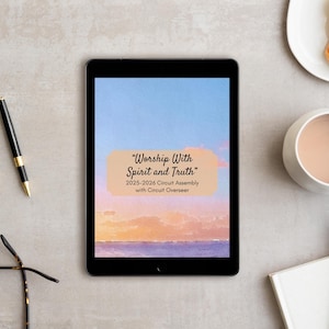 Puede incluir: Una tableta muestra el texto "Worship With Spirit and Truth" con un fondo de cielo en acuarela. Un bolígrafo, gafas, café, un cruasán y libros están colocados alrededor de la tableta sobre una superficie gris.