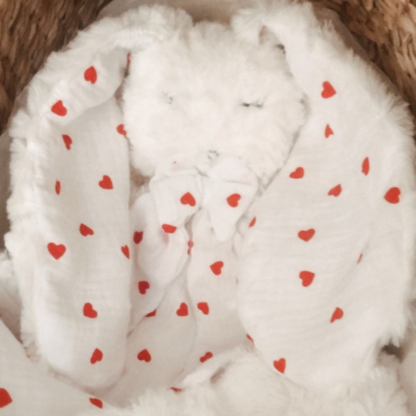 Doudou lapin en fausse fourrure blanche et gaze de coton coeurs rouges