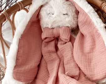 Doudou lapin lange en fausse fourrure écru et gaze de coton rose pétale certifié Oeko tex.