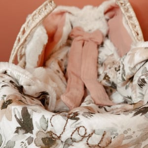 Doudou swaddle / fur blanket - Large pink flowers.
