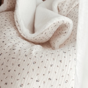 Blanket in white Sherpa and ecru organic cotton gauze with blue flowers 70x100 AVEC ouatine cm