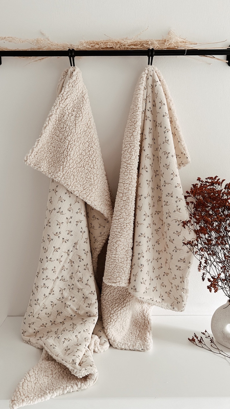 SIMONE Ivory Sherpa blanket and ecru organic cotton gauze with floral patterns image 2