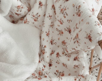 NINA Sherpa blanket in milk and organic white cotton gauze with floral patterns