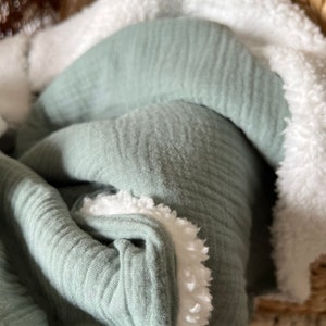Couverture Sherpa lait et gaze de coton vert sauge Oeko-tex. image 4