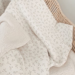 SIMONE Ivory Sherpa blanket and ecru organic cotton gauze with floral patterns image 6