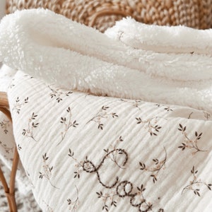 SIMONE Sherpa blanket in milk and ecru organic cotton gauze with floral patterns
