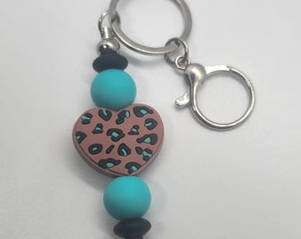 Llavero de corazón con estampado de leopardo