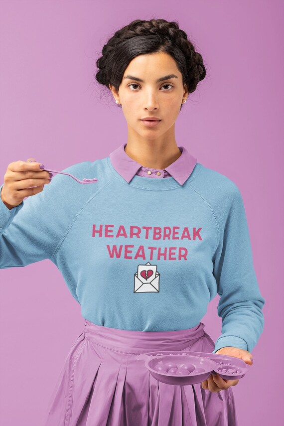 Heartbreak Weather Crewneck Sweatshirt, Winter Cozy Sweatshirt. Heartbreak  Sweatshirt, Cute Winter Sweaters, Oversized Retro Sweatshirt - Etsy