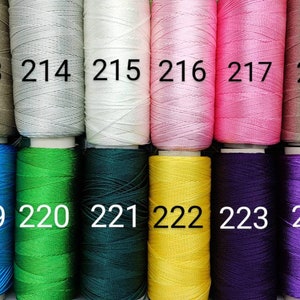Puede incluir: Doce carretes de hilo en varios colores, incluyendo beige, gris, blanco, rosa, azul, verde, verde oscuro, amarillo, morado y morado claro. Los carretes est&aacute;n etiquetados con n&uacute;meros del 213 al 224.
