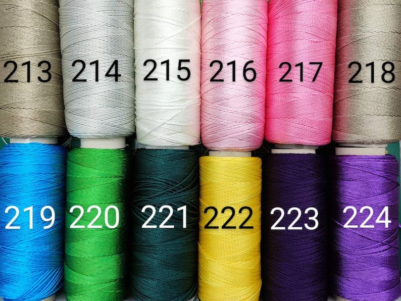 Puede incluir: Doce carretes de hilo en varios colores, incluyendo beige, gris, blanco, rosa, azul, verde, verde oscuro, amarillo, morado y morado claro. Los carretes est&aacute;n etiquetados con n&uacute;meros del 213 al 224.