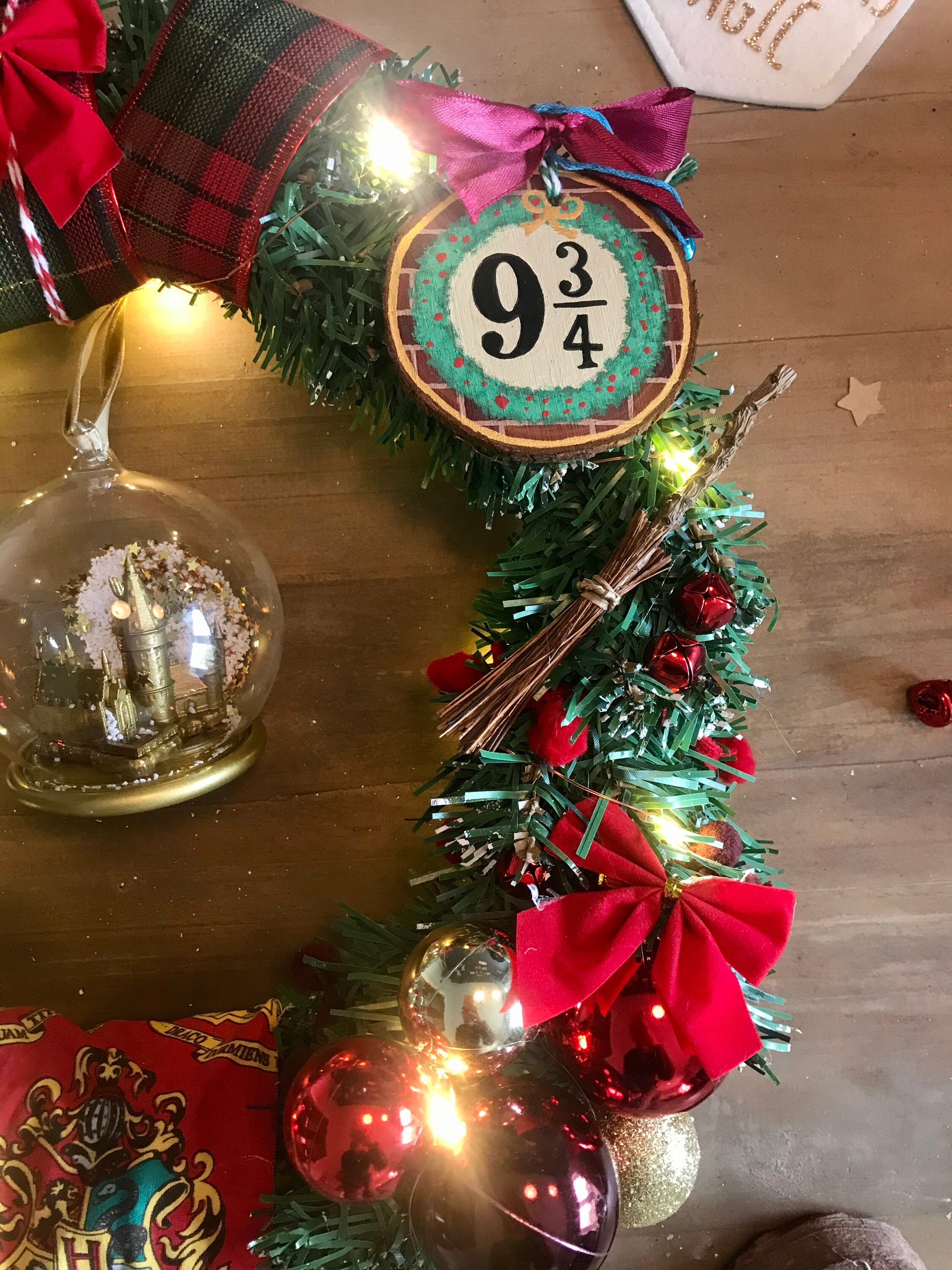 Couronne De Noël Harry Potter Avec Lettre De Poudlard - Décor Sorcier 35 Cm, Boules Des 4 Maisons - Widdop Gifts