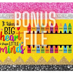 Pu&ograve; includere: Un grafico giallo e nero a forma di matita su uno sfondo di glitter rosa. Il grafico dice "Ci vuole un grande cuore per plasmare le piccole menti" e "BONUS FILE". Ci sono file di matite colorate sul grafico.