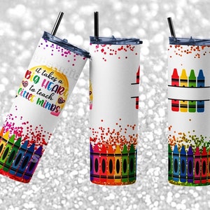 Pu&ograve; includere: Tre bicchieri in acciaio inox bianchi con un design di matite colorate e glitter. Il bicchiere a sinistra ha il testo "Ci vuole un grande cuore per insegnare alle piccole menti".