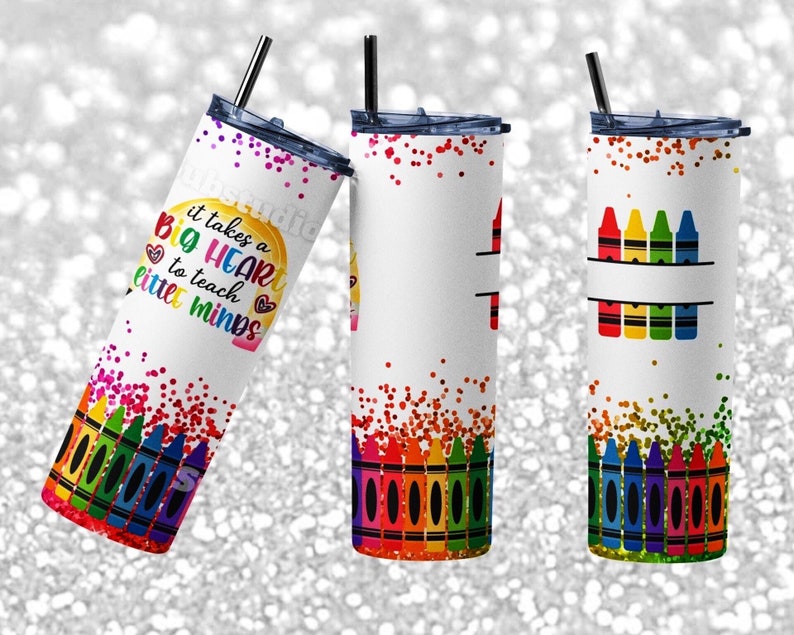 Pu&ograve; includere: Tre bicchieri in acciaio inox bianchi con un design di matite colorate e glitter. Il bicchiere a sinistra ha il testo "Ci vuole un grande cuore per insegnare alle piccole menti".