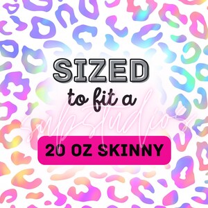 Pu&ograve; includere: Uno sfondo bianco con un motivo leopardato olografico. Il testo "SIZED to fit a 20 OZ SKINNY" &egrave; in nero su un rettangolo rosa.