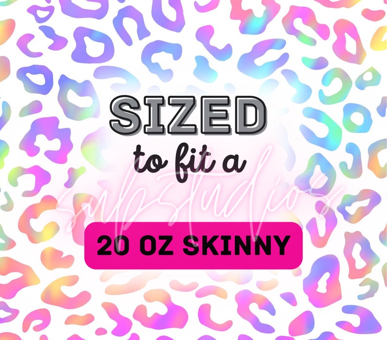 Pu&ograve; includere: Uno sfondo bianco con un motivo leopardato olografico. Il testo "SIZED to fit a 20 OZ SKINNY" &egrave; in nero su un rettangolo rosa.