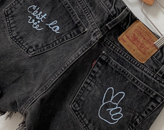 Vintage Black Levi 550 Shorts: Embroidered Peace Sign, French Words - Size 34