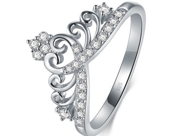 Wear Our Princess Tiara Rings And Feel Like One. Just Like Them, You Should Stand Out & Shine. Made With 925 Sterling Silver, Electroplated In 18K Gold. Ring Band Is Adjustable And - Foto 8