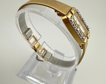 Vintage Pulsar by Seiko V220 Ladies Gold Tone Tank Watch  display picture 3