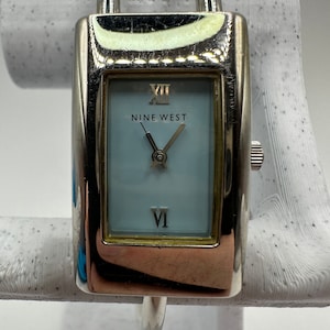 Montre manchette vintage Nine West pour femme, visage bleu argenté, débardeur carré, cadeau pour femme, créateur de mode en acier inoxydable