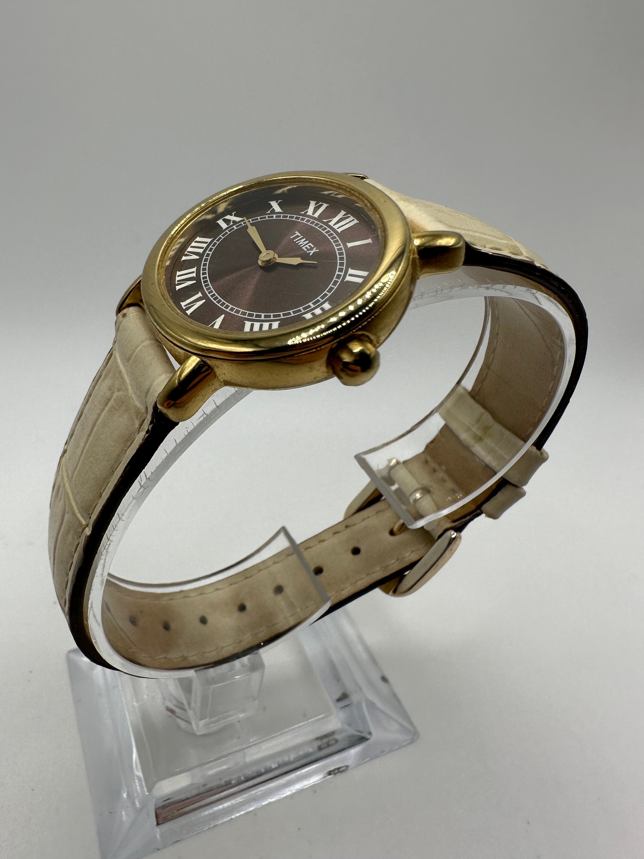 Timex Gold and White Roman Numeral Wristwatch Vintage Timex Ladies Gold Tone Oval Watch White Leather  main image 3