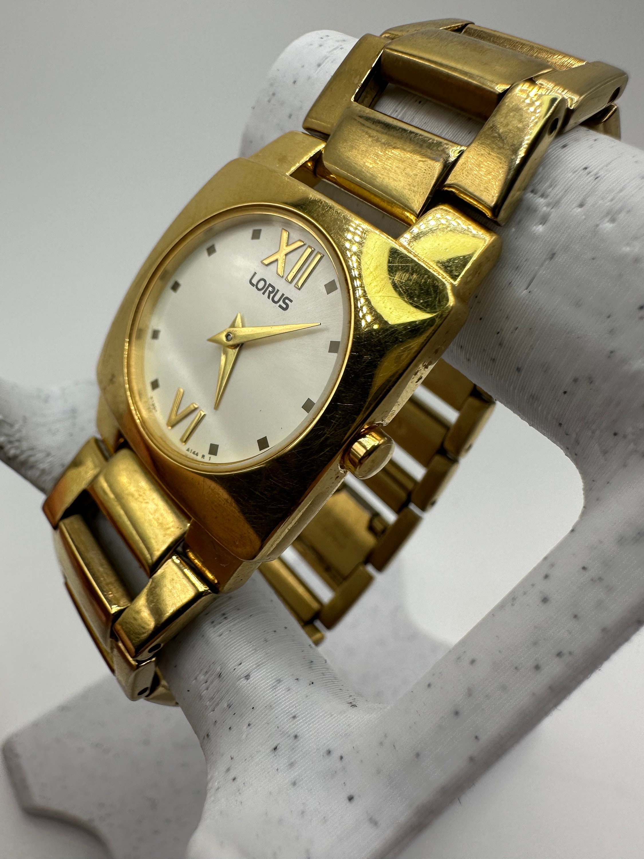 10/$20 Lorus by Seiko University of Washington Goldtone Leather Women\'s Watch Lorus by Seiko Vintage Ladies Gold Tone Dress Watch White  main image 2