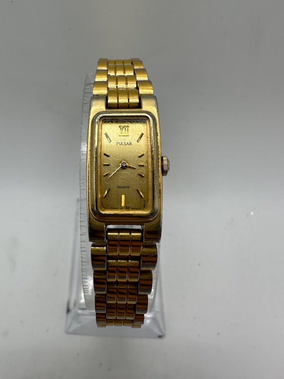 Montre vintage pulsar par Seiko laides, débardeur doré, petite