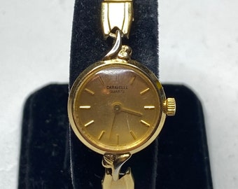 Vintage Caravelle von Bulova Damen Quarz goldFarben Armbanduhr verschnörkelt Art Deco Kleid Expanding Armband Geschenk Sie Frauen klein