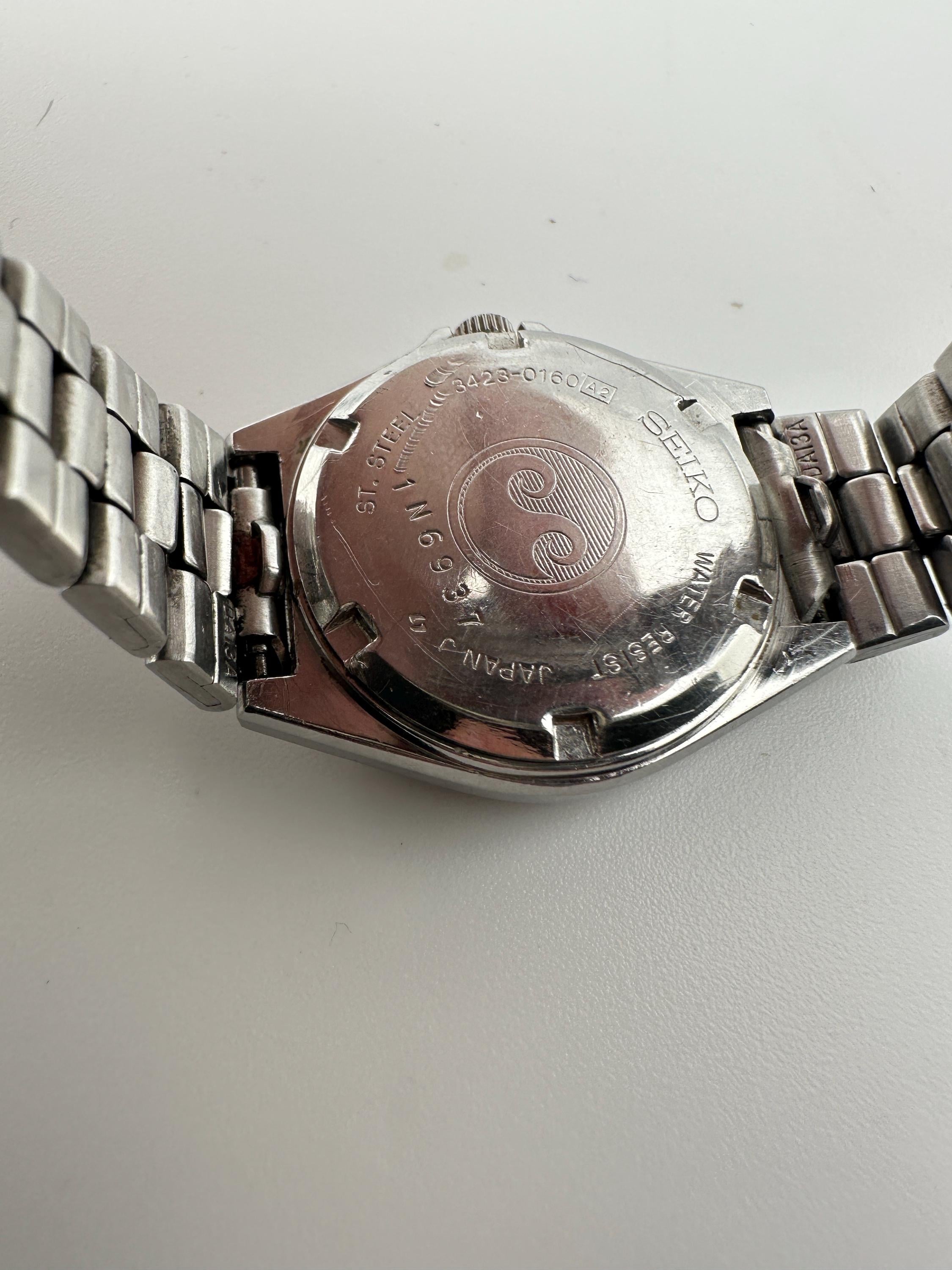 Seiko Silver Wave Vintage Day Date Silver Tone Ladies Watch Dark