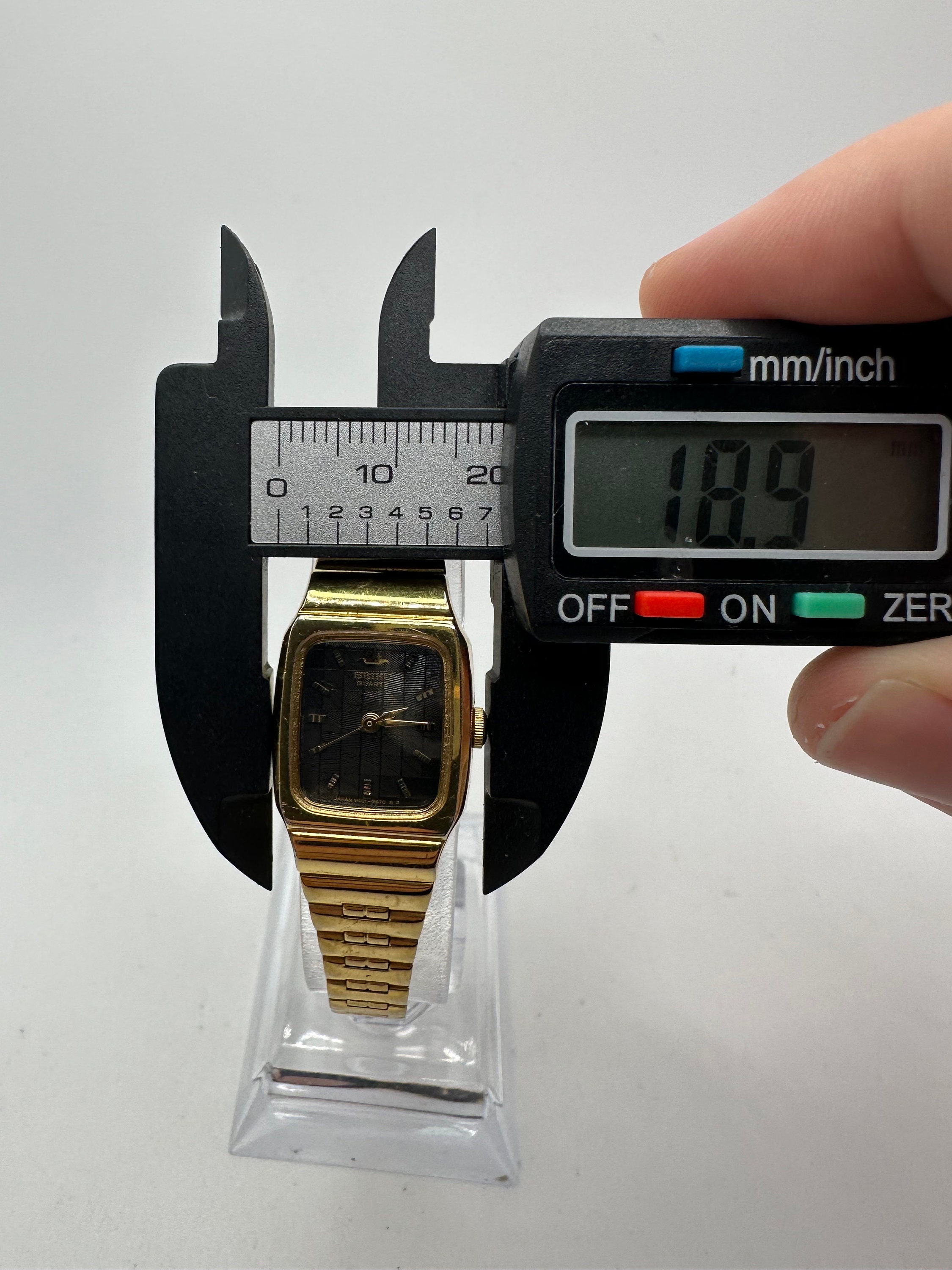 Vintage Ladies Seiko V401 Gold Tone Tank Watch Black Face 