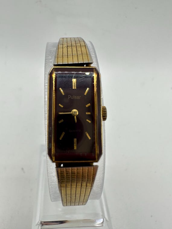 Montre vintage Pulsar by Seiko pour femme, débardeur doré, cadran bordeaux,  cadeau à sa maman, rectangle, visage, japon, créateur de mode rétro