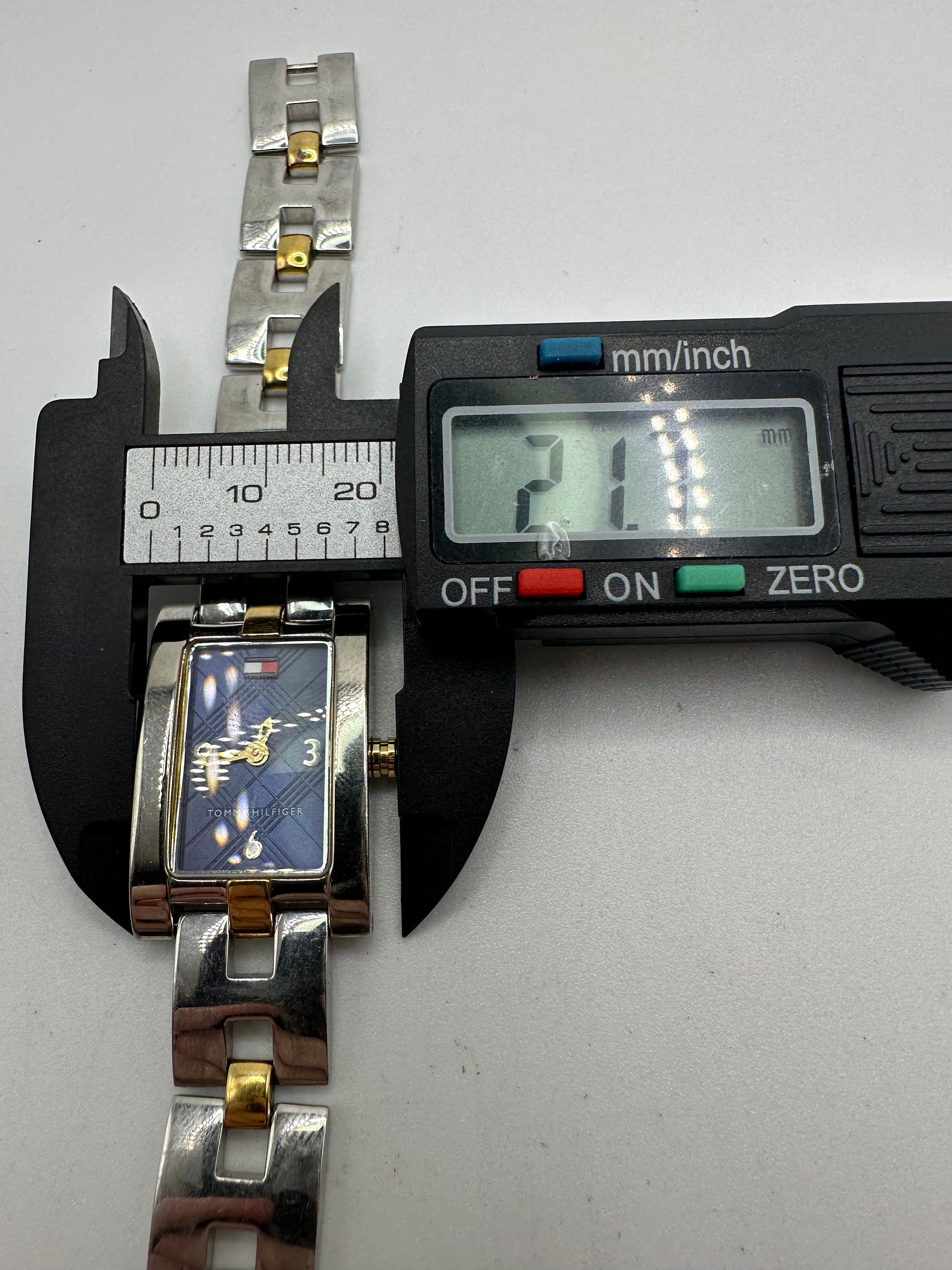 Vintage Tommy Hilfiger Women\'s Stainless Steel Bracelet Watch Vintage Tommy Hilfiger Ladies Tank Square Watch Silver Gold  main image 4