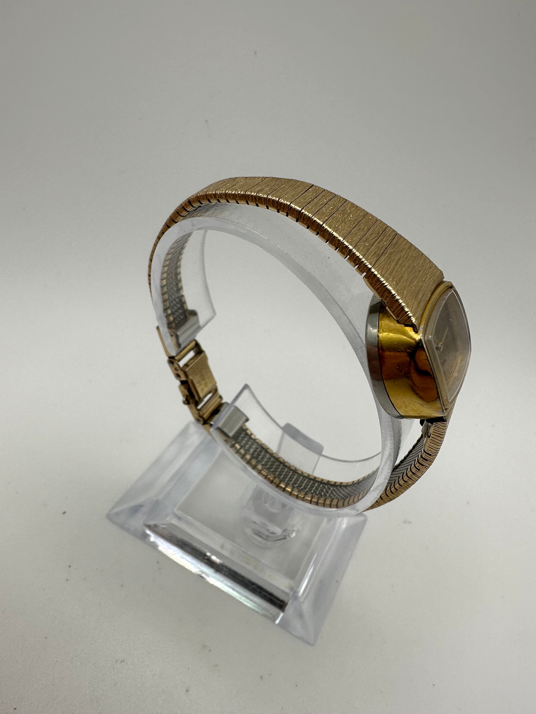 Vintage Ladies Wittnauer Swiss Made Gold Tone Dress Oval 