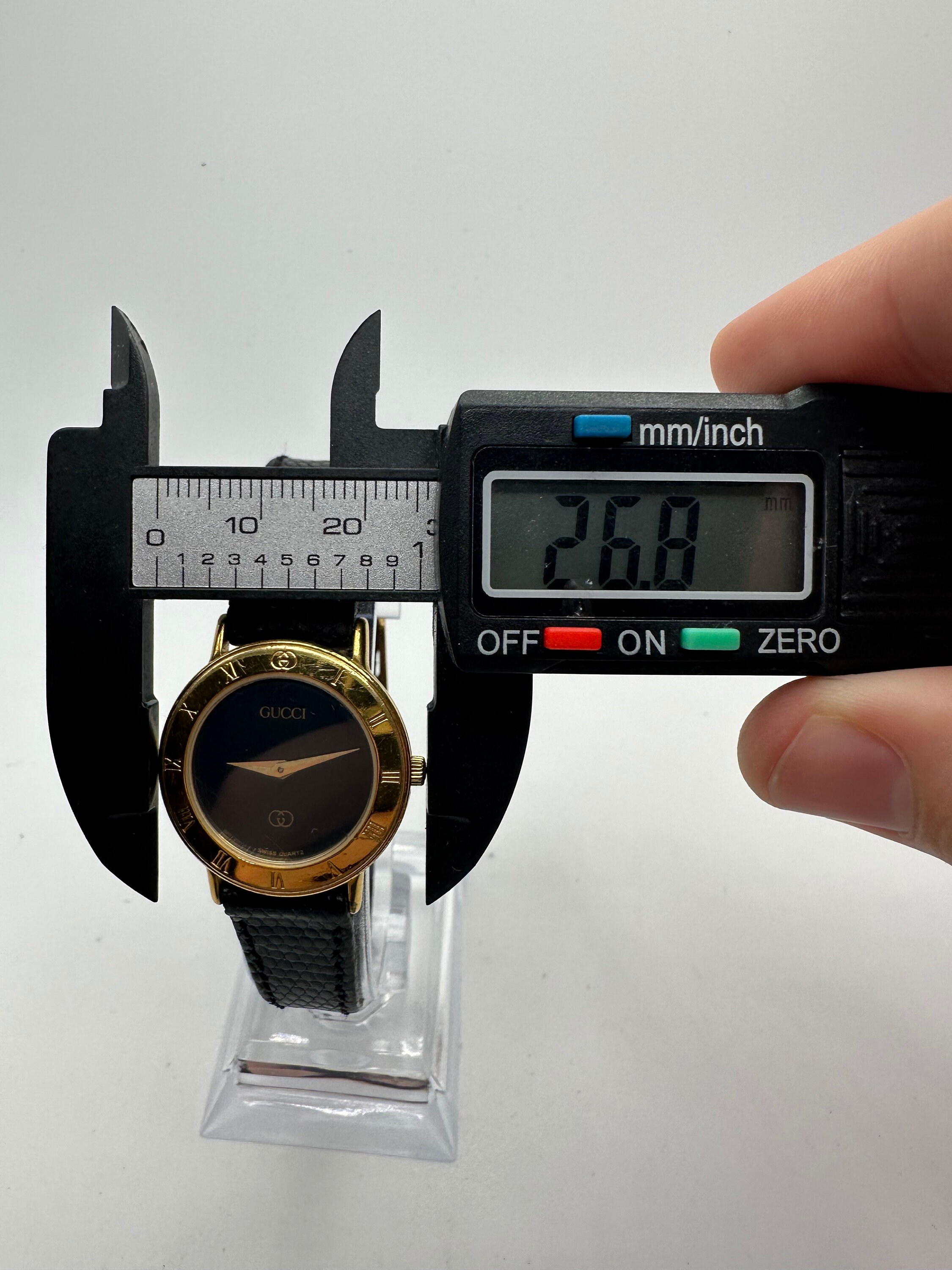 Gucci Vintage Ladies 3000 L Quartz Swiss Watch Gold Tone Gucci Vintage Ladies 3000 L Quartz Swiss Watch Gold Tone