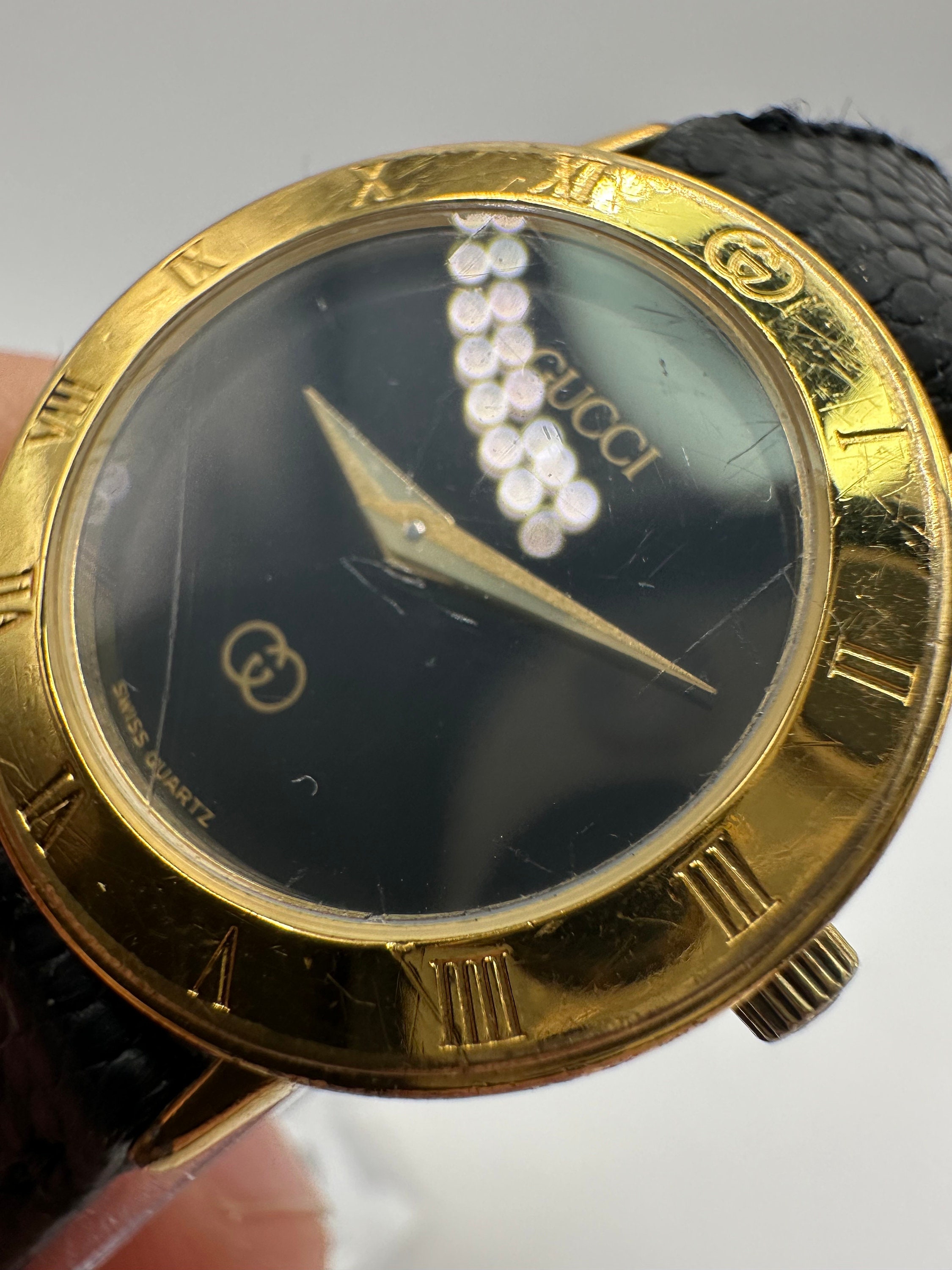 Gucci Vintage Ladies 3000 L Quartz Swiss Watch Gold Tone Gucci Vintage Ladies 3000 L Quartz Swiss Watch Gold Tone