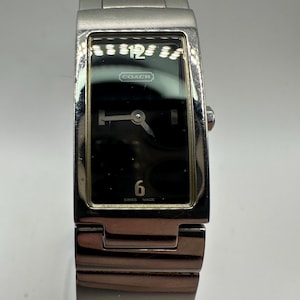 Montre débardeur pour femme fabriquée en Suisse avec bracelet coach vintage en acier inoxydable, cadeau pour sa maman, rectangle argenté, carré, visage noir, créateur de mode