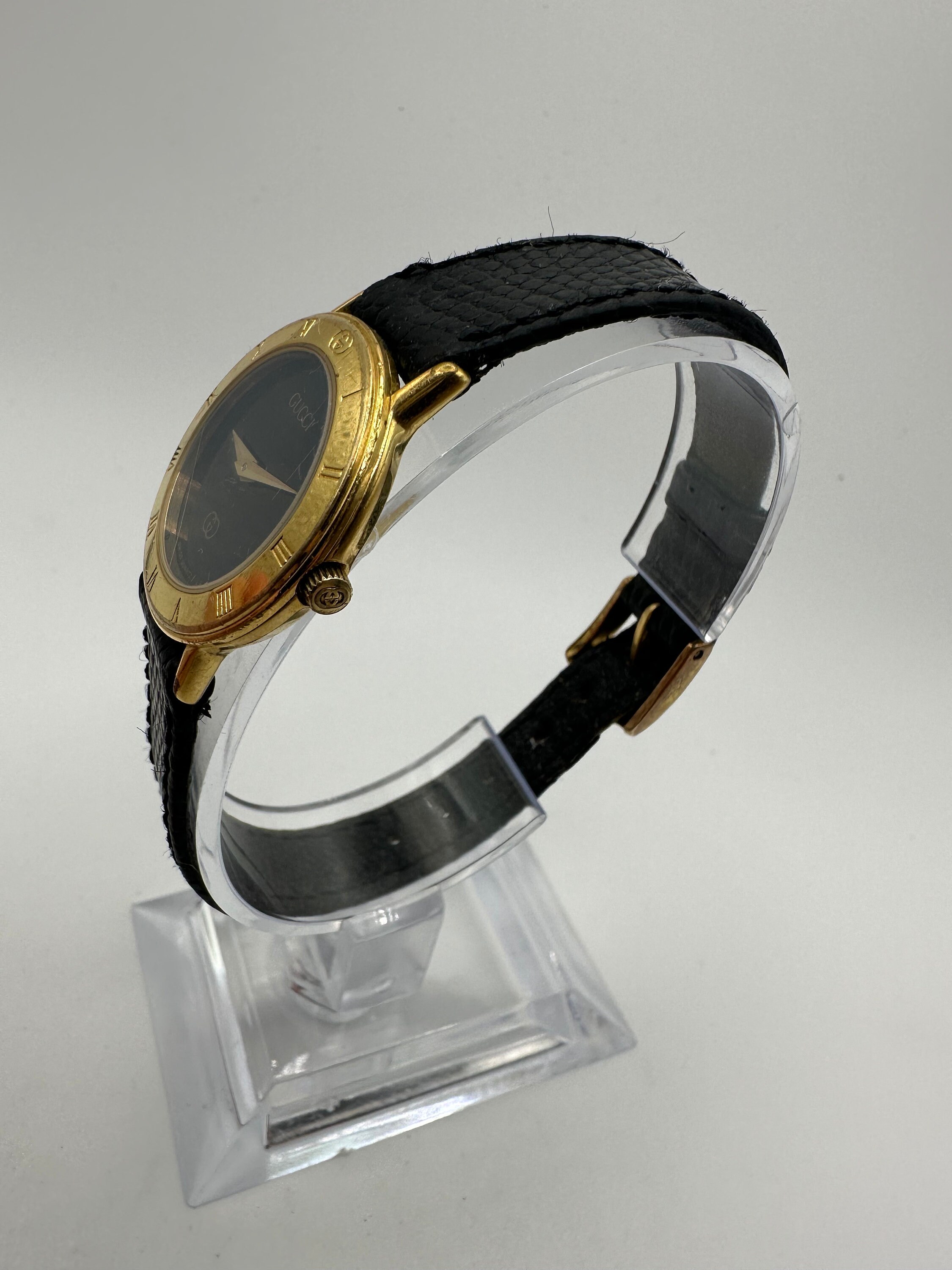 Women GUCCI WATCH vintage gold tone steel black leather band dial Swiss Made Gucci 2000L | Vintage And Prestige main image 4