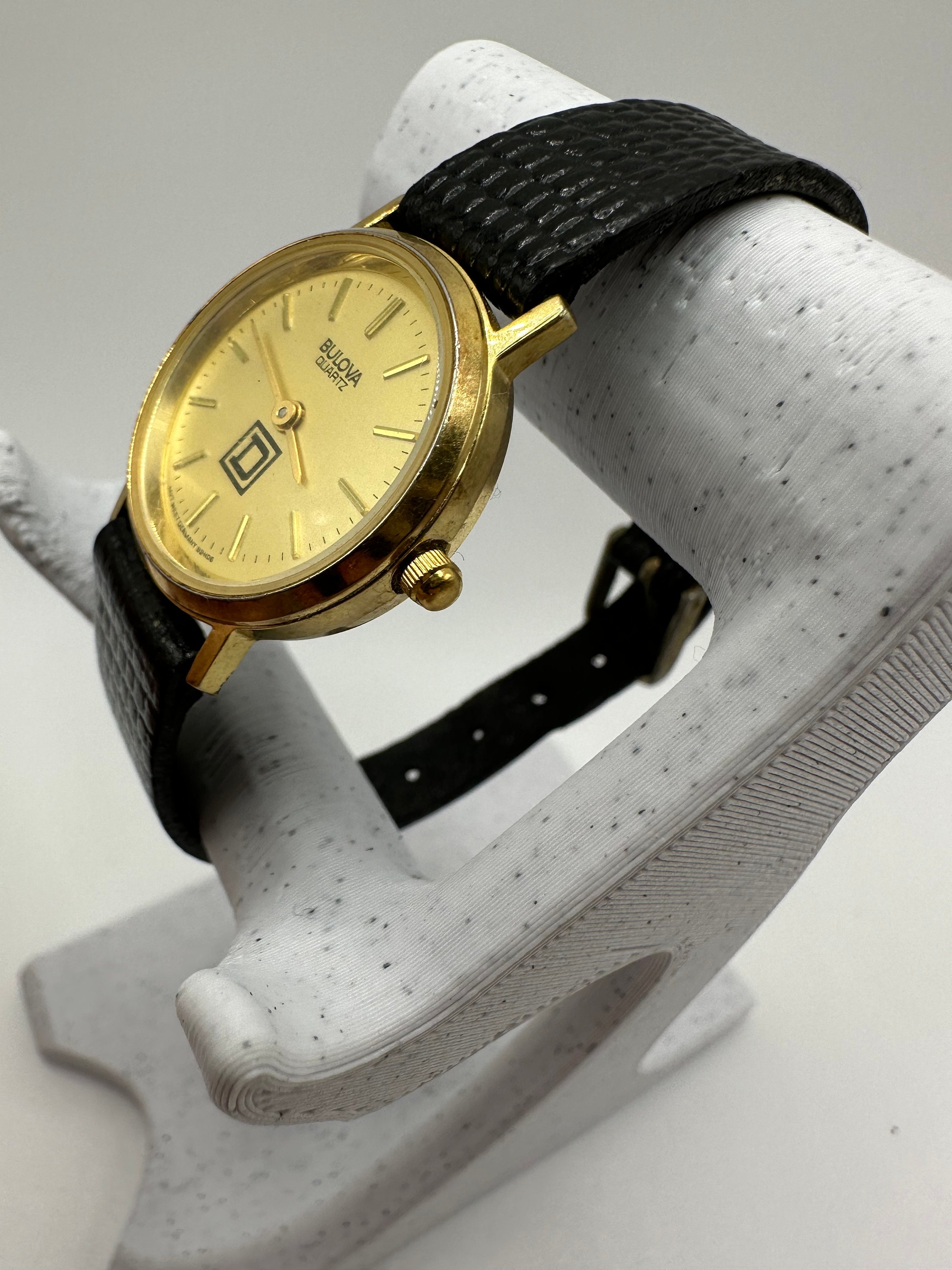 Vintage Bulova T2 1992 Germany Round White and Gold tones Ladies Watch Working Vintage Bulova 25mm Ladies West German Quartz Gold Tone  main image 3