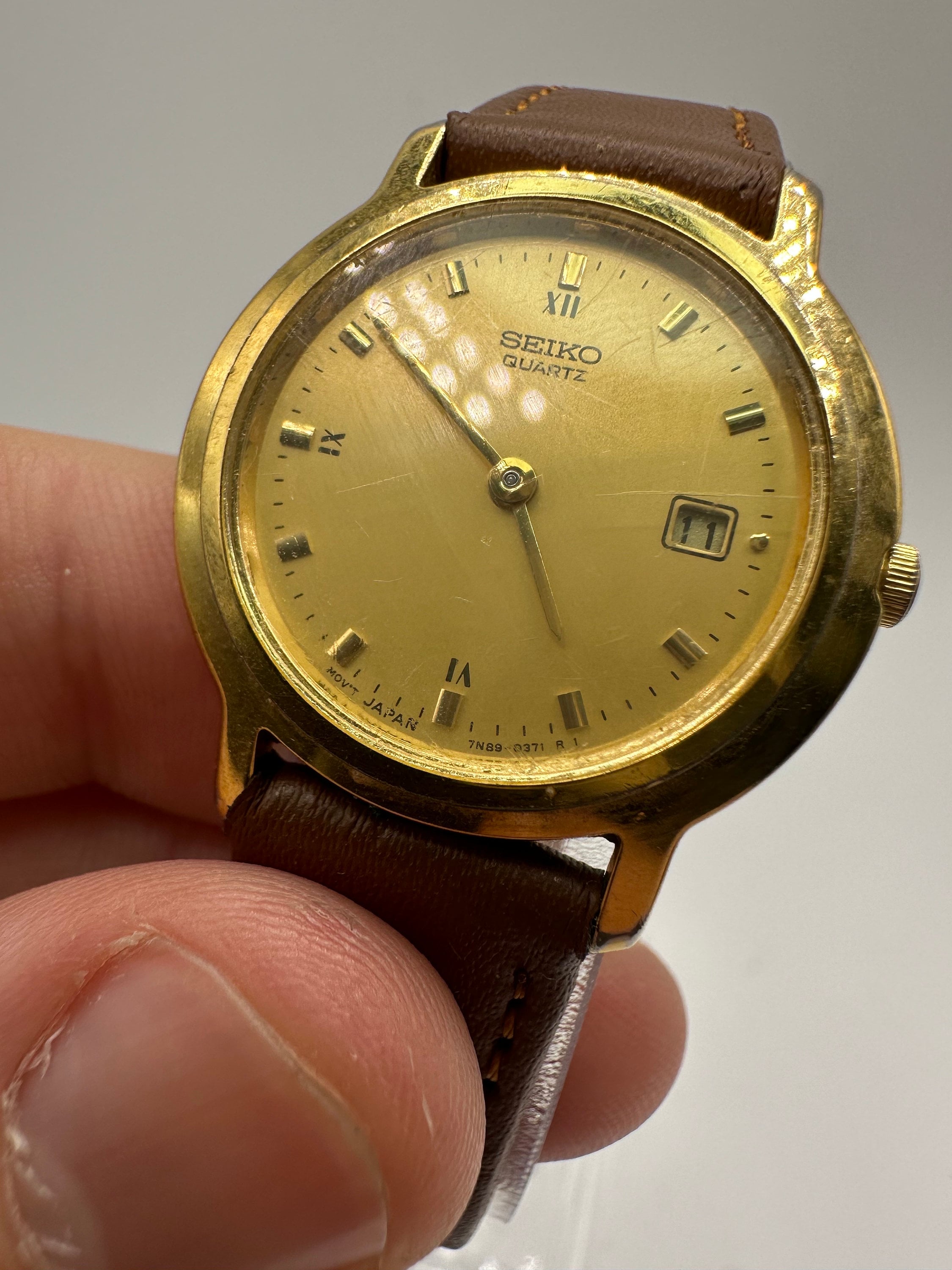 Vintage Seiko 7N89 Ladies Circle Gold Tone Dress Watch Faux Brown