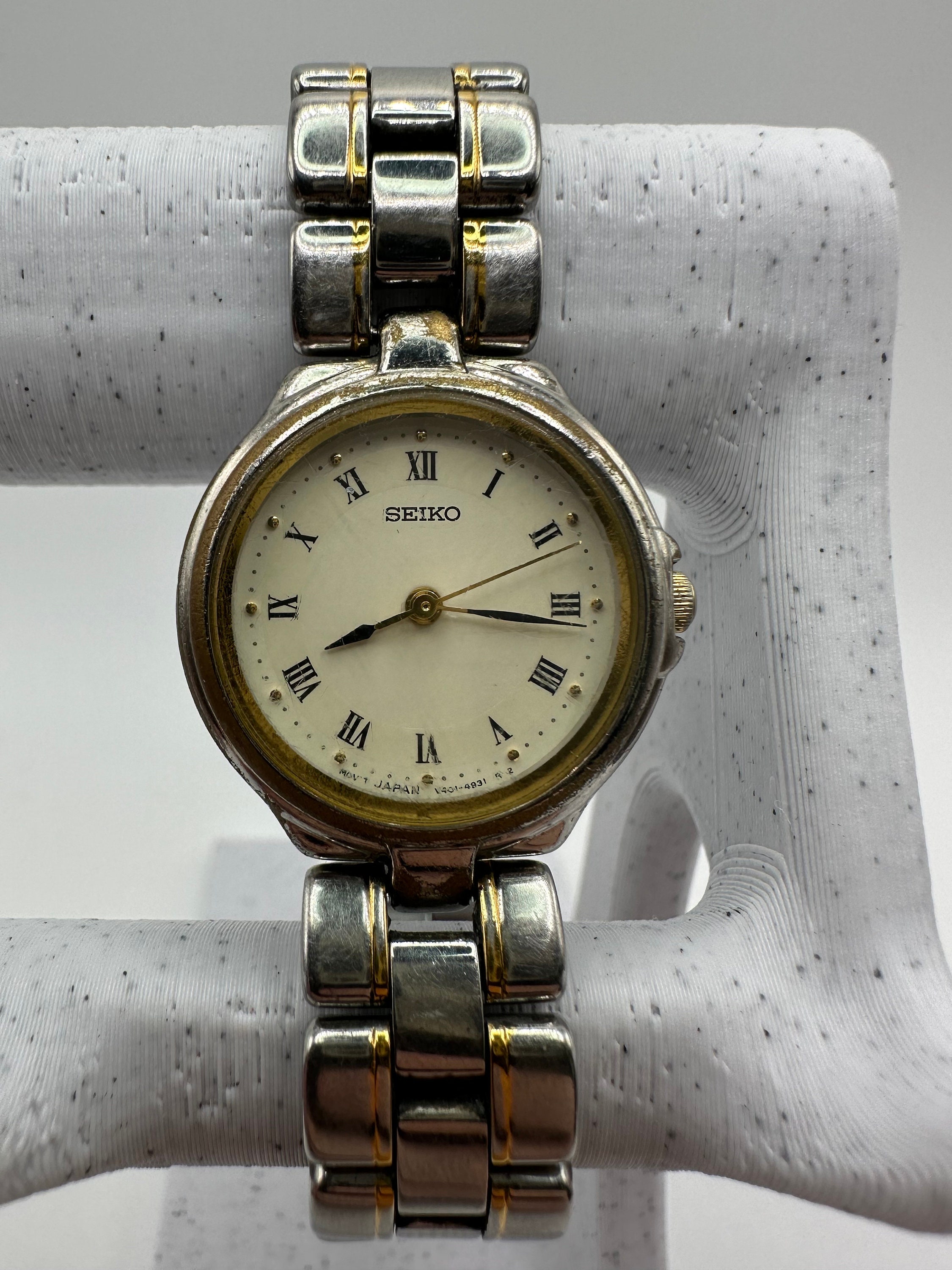 Seiko V400 1140 Womens Quartz Watch New Battery Vintage Silver Gold Tone Dainty Working Vintage Seiko Quartz Goldtone Ladies Watch V401-5129  main image 4
