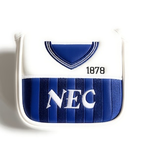 Puede incluir: Cubierta para la cabeza de palo de golf blanca y azul con el texto "NEC" y "1878" bordado.