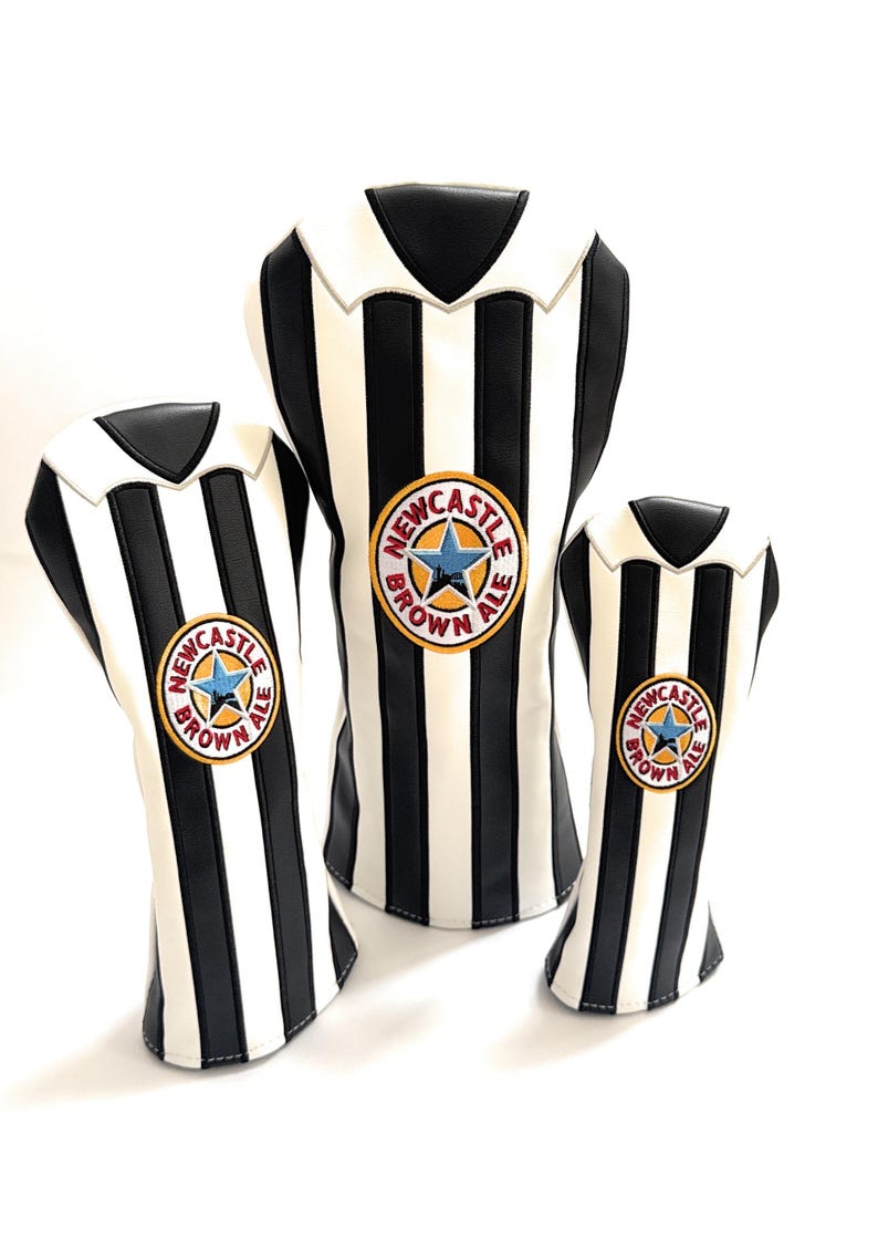 Peut inclure: Trois couvre-chefs de club de golf &agrave; rayures noires et blanches, ressemblant &agrave; un maillot de football. Chacun a un col blanc et un &eacute;cusson circulaire avec "Newcastle Brown Ale" et une &eacute;toile bleue.