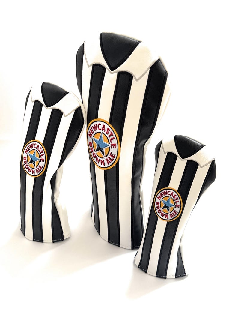 Peut inclure: Trois couvre-clubs de golf &agrave; rayures noires et blanches. Chaque couvre-club arbore un &eacute;cusson circulaire avec les mots "Newcastle Brown Ale" et une &eacute;toile bleue. Les couvre-clubs sont de tailles diff&eacute;rentes.