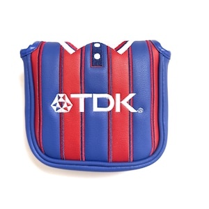 Peut inclure: Une housse de club de golf à rayures bleues et rouges avec le mot "TDK" en blanc. La housse a un design de col avec deux boutons blancs et un col blanc. La housse est faite d'un matériau semblable au cuir.