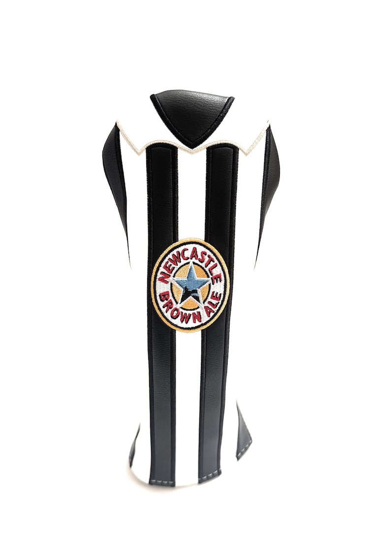 Peut inclure: Housse de club de golf &agrave; rayures noires et blanches, rappelant un maillot. Elle arbore un &eacute;cusson circulaire avec l'inscription "Newcastle Brown Ale" et une &eacute;toile. Fabriqu&eacute;e dans un mat&eacute;riau r&eacute;sistant.
